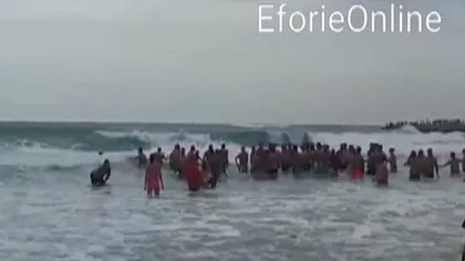 Operaţiune de salvare uimitoare la Eforie. Turiştii au format un lanţ uman pentru a salva două fetiţe de la înec VIDEO
