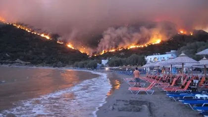Pompierii greci luptă cu focul, în Zakynthos. Mai multe incendii de vegetaţie afectează insula