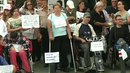 Protest al persoanelor cu dizabilităţi la Ministerul Muncii: 
