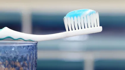 Utilizări surprinzătoare ale pastei de dinţi în gospodărie, de la curăţarea petelor la întărirea unghiilor