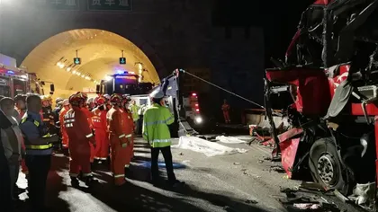Tragedie în China, soldată cu cel puţin 36 de morţi după ce un autobuz a intrat în zidul unui tunel