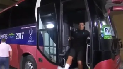 Cristiano Ronaldo, aproape de o accidentare stupidă. A alunecat pe scările autocarului VIDEO