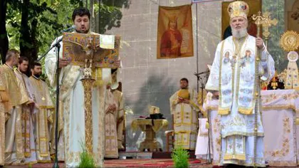 Patru miniștri ai Cabinetului Tudose s-au închinat la moaştele Sfântului Nifon de la Târgovişte