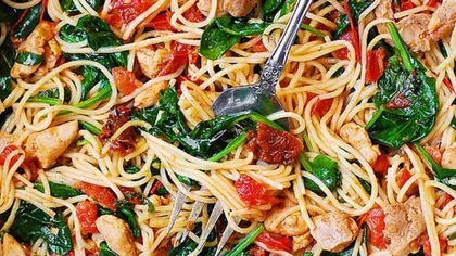 REŢETA ZILEI: Spaghete cu pui, roşii și spanac
