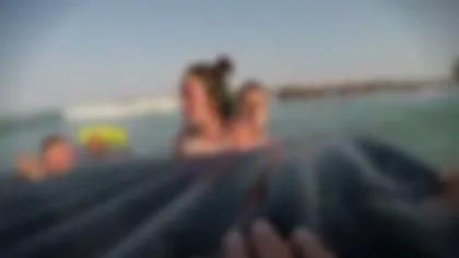 SALVARE DRAMATICĂ din valurile mării. O tânără, scoasă de salvamari în ultima clipă din apă VIDEO