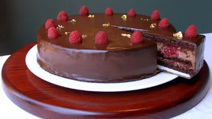 Reţeta zilei: Tort de ciocolată cu zmeură