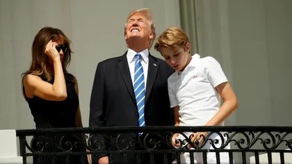 Donald Trump, criticat pe Twitter pentru că a urmărit eclipsa pentru câteva secunde fără ochelari