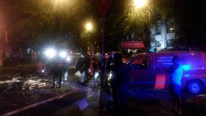 Un bărbat a murit în Bucureşti, lovit de un arbore. Mai mulţi copaci au căzut pe maşini VIDEO