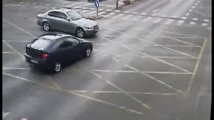 Accident în Timişoara. Un şofer a trecut pe roşu la semafor VIDEO