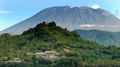 Alertă maximă în urma intensificării activităţii vulcanului Agung din Bali