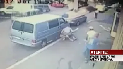 Bărbat bătut cu pumnii şi picioarele în plină stradă, nimeni nu intervine VIDEO