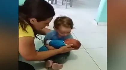 Reacţia emoţionantă a unui copil la prima întâlnire cu fratele nou-născut VIDEO
