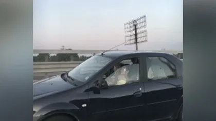 Imagini şocante pe Autostrada Soarelui. O femeie a fost surprinsă în timp ce conducea cu bebeluşul în braţe VIDEO