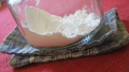 7 trucuri de frumuseţe cu bicarbonat de sodiu. Cum să-l foloseşti ca şampon, deodorant sau exfoliant