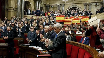 Spania preia controlul finanţelor guvernului din Catalonia. Douăsprezece persoane au fost reţinute