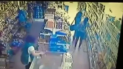 Furt surprins de camerele de supraveghere. Două femei au golit rafturile unui magazin din Tulcea VIDEO