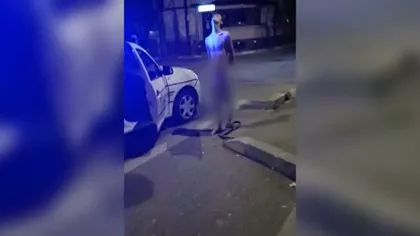 Bărbat dezbrăcat în stradă, show cu poliţiştii: L-a luat la palme pe agent VIDEO