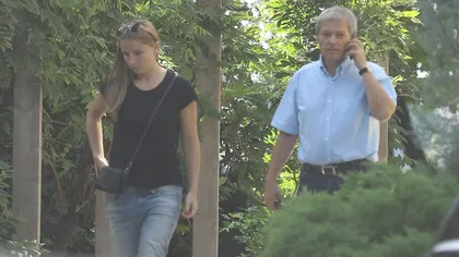 Dacian Cioloş, apropiere suspectă de o tânără sexy. S-au plimbat îmbrăţişaţi prin parc. 