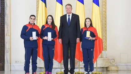 Preşedintele Klaus Iohannis i-a decorat pe gimnaştii Cătălina Ponor, Larisa Iordache şi Marian Drăgulescu