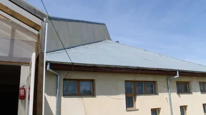 Condiţii inumane într-o şcoală din Botoşani. Copiii se întorc la ore, tavanul stă să cadă şi nimeni nu face nimic