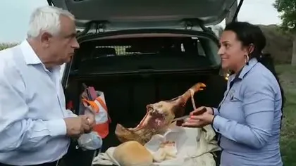 Ministrul Petre Daea mănâncă jambon din portbagajul unei maşini şi laudă carnea de porc din rasa Bazna VIDEO
