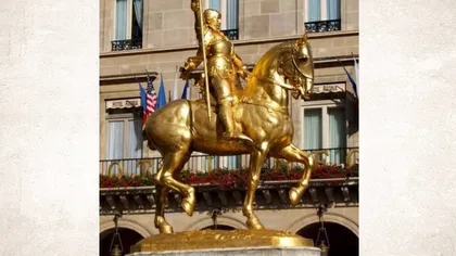 Statuia lui Mihai Viteazu din Târgovişte, vopsită în auriu. Sculptorul vrea să dea în judecată primăria