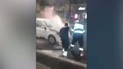 Panică în trafic. Un taxi a fost cuprins de flăcări VIDEO