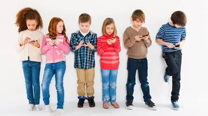 Ce trebuie să ştii când laşi copiii să se joace la telefonul mobil. Sfaturi pentru părinţi