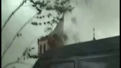 Biserică dărâmată de furtună, în Timiş. Momentul prăbuşirii turlei a fost filmat VIDEO
