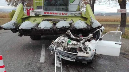 Accident grav în Neamţ, un şofer a intrat cu maşina sub o combină agricolă. O persoană a murit pe loc