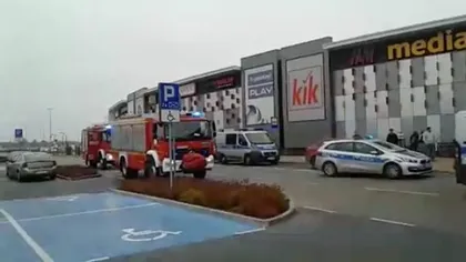 Atac sângeros într-un mall din Polonia. Un bărbat a înjunghiat mai multe persoane în spate, o femeie a murit