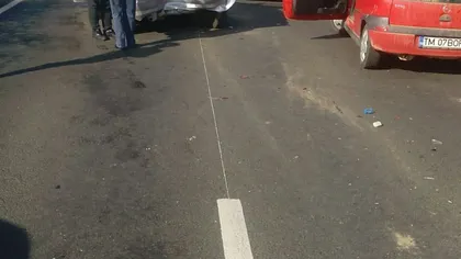 Cinci maşini şi o motocicletă s-au ciocnit pe şoseaua Timişoara-Moraviţa. 15 persoane au fost implicate