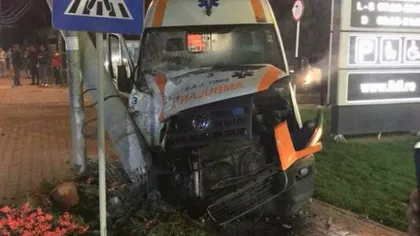 Ambulanţă implicată în accident. Trei persoane au fost rănite