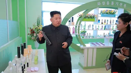 Kim Jong-Un şi soţia lui au testat produse cosmetice naţionale, într-o fabrică din capitala ţării