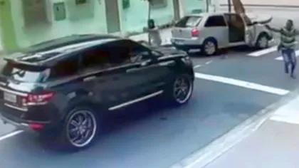 IMAGINI CAMERE SUPRAVEGHERE: Hoţii l-au amenințat pe un fotbalist cu pistoalele, înainte să îi fure mașina în plină stradă