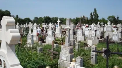 Un preot din Dâmboviţa ameninţă că nu mai îngroapă morţii de care s-a ocupat o firmă funebră neagreată de el