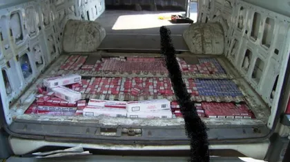 Poliţiştii suceveni au confiscat 100.000 de ţigări de contrabandă ascunse sub bancheta unei maşini