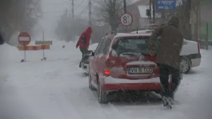 Ninsoare şi viscol în România. Drumuri închise, pe altele se circulă în condiţii de iarnă. Mii de gospodării FĂRĂ CURENT - UPDATE