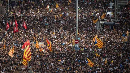 Catalonia paralizată de grevă. Sute de mii de catalani au ieşit în stradă în Barcelona după violenţele din ziua referendumului