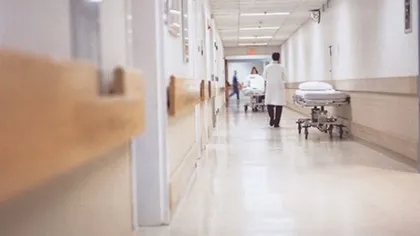 Pacienţi proaspăt operaţi la Spitalul Judeţean Brăila, plimbaţi pe holuri, printre vizitatori