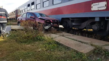 O maşină a fost lovită de tren în Dâmboviţa. Traficul feroviar pe ruta Bucureşti - Târgovişte este blocat