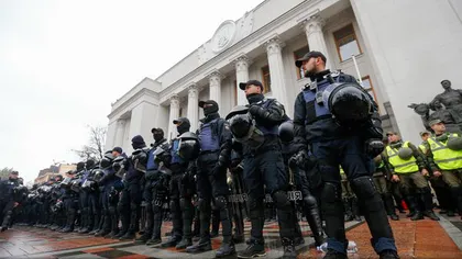 Confruntări la Kiev între protestatari şi poliţie. Autorităţile au recurs la gaze lacrimogene pentru a dispersa mulţimea