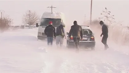 Cauciucurile de iarnă, obligatorii pe drumurile acoperite cu zăpadă, gheață sau polei. Ce rişti dacă nu ai anvelope de iarnă
