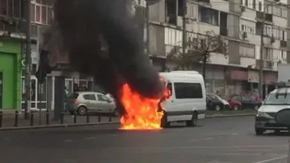 Microbuz în flăcări, alertă în Capitală