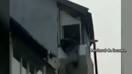 Uluitor. Un bărbat renovează faţada blocului atârnat cu capul în jos VIDEO