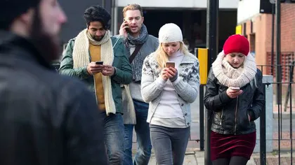 Persoanele care se concentrează pe telefonul mobil în timp ce traversează strada vor fi amendate