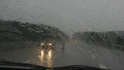 Se circulă în condiţii de ploaie torenţială pe autostrăzile Bucureşti-Ploieşti şi  Bucureşti-Constanţa. Există riscul de acvaplanare