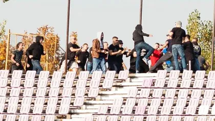 Bătaie între suporteri, la Timişoara. Fanii lui Poli şi ai lui UTA s-au încăierat pe stadion VIDEO