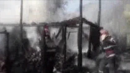 Incendiu devastator în Argeş. O casă şi un fânar au fost distruse