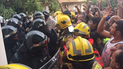 REFERENDUM ÎN CATALONIA. Pompierii au făcut scut în faţa Poliţiei spaniole pentru a apăra populaţia catalană - VIDEO